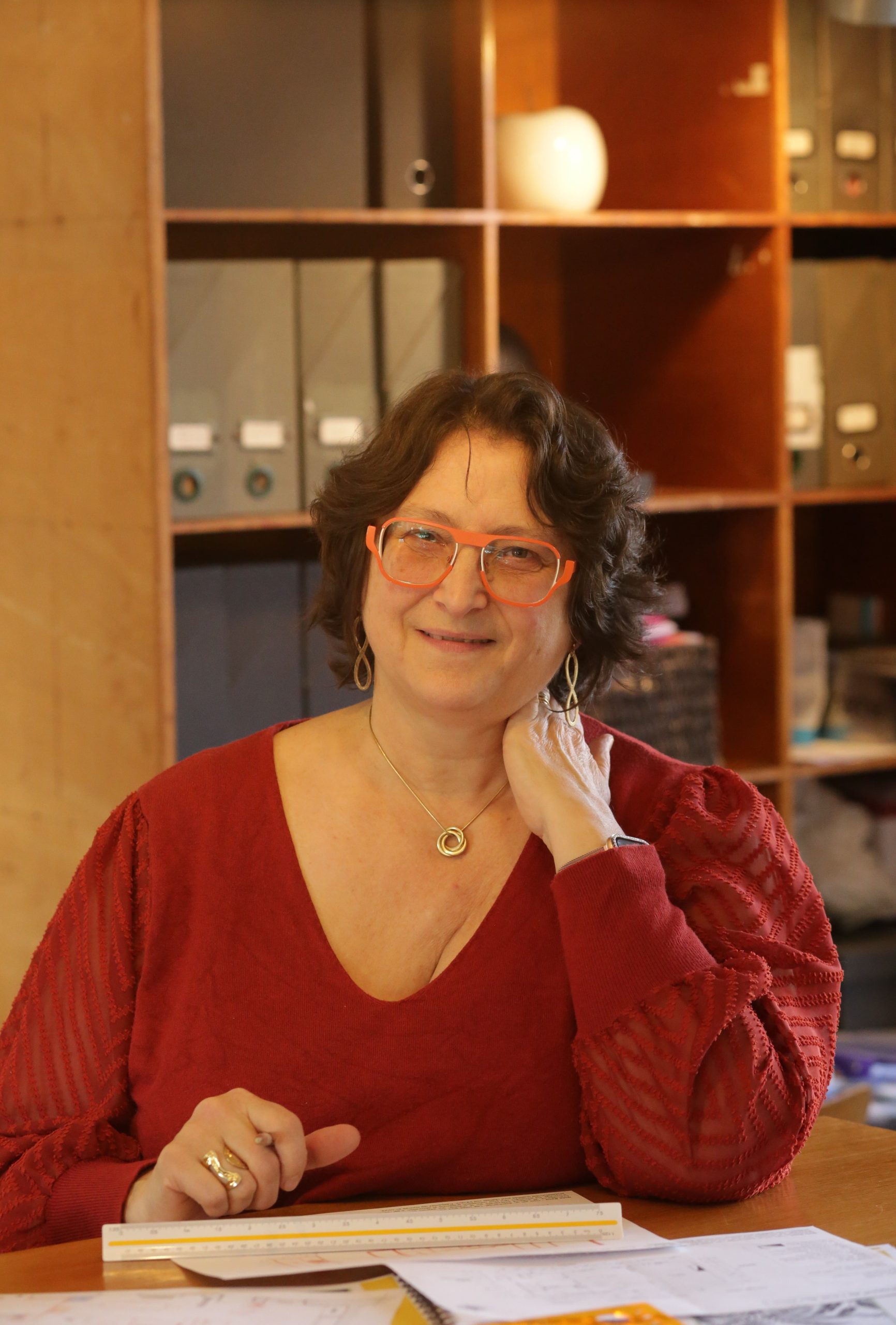 Portrait Nathalie OLLIVIER avec fond bureau format vertical - Optimiz'Habitat